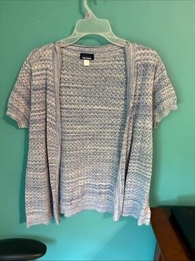 Short-Sleeve Open-Front Cardigan in Light Gray